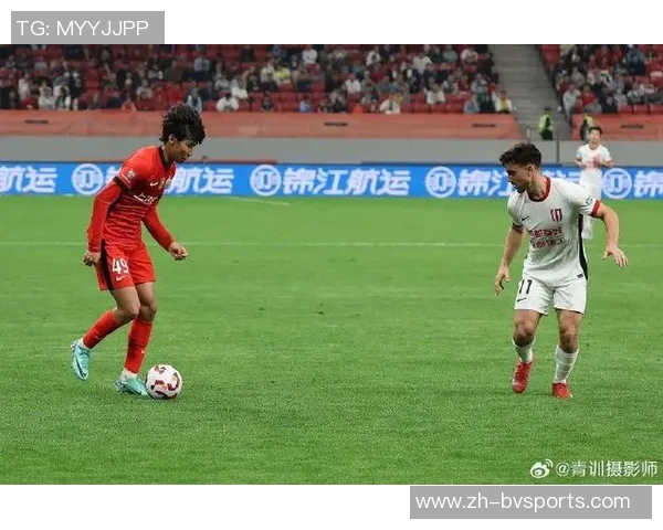 李新翔伤愈随海港队赴迪拜冬训晒照展现团队精神